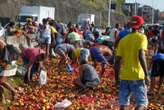 'Drive-thru das frutas': tombamento de caminhão faz a festa de soteropolitanos em Pirajá