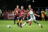 Vitória chega a abrir 2 a 0, mas cede o empate no fim contra o Juventude em jogo de duas expulsões