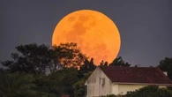 Lua de Morango ilumina o céu do Brasil nesta segunda-feira (29)