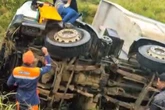 Motorista fica ferido após caçamba capotar em estrada na Bahia