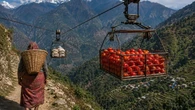 Sem combustível nem estrada: teleférico movido pela gravidade revoluciona transporte rural