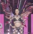 Adriana Lima faz retorno triunfal às passarelas no Victoria’s Secret Fashion Show