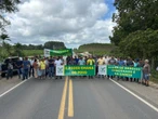 Produtores rurais bloqueiam BR-101 em protesto contra invasões de terra no extremo sul