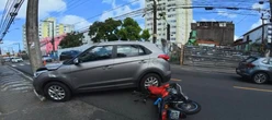 Carro bate em poste após acidente com moto e congestiona trânsito na Federação