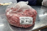 Supermercado na Bahia sofre processo administrativo por moer carne para ser vendida no dia seguinte