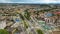 Criança é encontrada abandonada e com roupas molhadas de urina em cidade do interior baiano