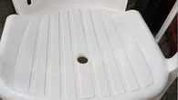 Para que serve o furinho no meio da cadeira de plástico? Resposta vai além da ventilação