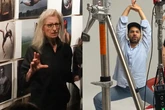 Baiano assina direção de movimento em exposição de Annie Leibovitz para a Copa do Mundo no México