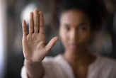 Curso gratuito capacita trabalhadores para prevenir violência contra a mulher; veja como se inscrever