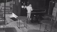 Ladrão vestido só de calcinha e moletom invade loja para furtar bebidas; veja vídeo