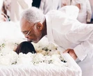 Pode beijar o morto no caixão? Especialista explica