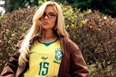 Com camisa de Léo Pereira, Karoline Lima viaja para jogo do Brasil e dá pista de reconciliação