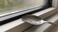 Colocar uma colher na fresta da janela de casa: por que é recomendado e para que serve