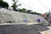 Nova contenção de encosta de R$ 1,2 milhão em Granjas Rurais reduz risco de deslizamento
