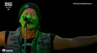 Bruce Dickinson provoca e compara políticos brasileiros ao diabo durante show