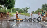 Indígenas Pataxó interditam BR-101 após prisão de cacique na Bahia