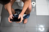 Por que não devemos levar de jeito nenhum o celular para o banheiro? Veja os riscos
