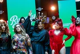 Drag queen dubla Lady Gaga e ganha batalha de lipsync que aconteceu no meio do aeroporto