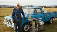 Idoso de 95 anos cria máquina que transforma óleo usado em combustível