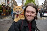 De sem-teto a milionário: morador de rua fica rico após adotar gato ferido