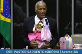 Deputado baiano leva bebê reborn para Câmara e faz alerta: 'Não vamos trocar o natural por silicone'