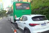 Motorista recém-habilitado perde controle do carro e bate em ônibus na Barra