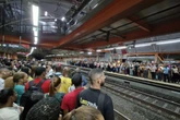 Estação fica lotada após trem do metrô parar de funcionar em Salvador