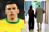 Na UTI, ex-craque Lúcio aparece caminhando no hospital com corpo enfaixado