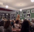 Fora das telinhas, Luana Piovani faz shows em restaurante de Portugal