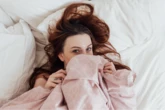 Dormir com o cabelo molhado: hábito aparentemente inofensivo pode comprometer saúde