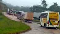 Empresas suspendem viagens em estrada da Bahia após ônibus atolarem