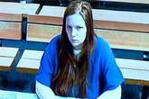 Mãe é presa após abandonar bebê em lixeira pela 2ª vez por 'não ter vontade' de ter mais filhos
