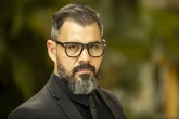 Ex-funcionária processa Juliano Cazarré e acusa ator de jornada de 14 horas, salário informal e assédio moral