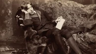 Frase do dia da Filosofia: 'Os filhos começam amando os pais; à medida que crescem, julgam-nos; às vezes, perdoam-nos' - a reflexão de Oscar Wilde sobre relações familiares