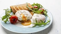 Café da manhã de chef: aprenda a fazer ovo pochê perfeito usando só o micro-ondas