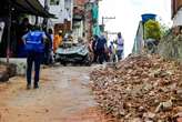 Muro de escola desabafa e destrói carros em Salvador; veja
