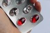 Ibuprofeno e paracetamol estão associados a aumento de risco de morte por bactéria, diz estudo