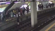 Vídeo: homem se arrisca e pula nos trilhos do metrô para salvar celular