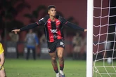 Vitória anuncia compra definitiva de atacante