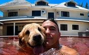 Como é a mansão de André Marques com piscina vermelha, área gourmet e luxo discreto na Barra da Tijuca
