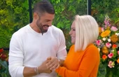 Cauã Reymond envia flores para Ana Maria Braga e web acusa: 'e pra Bella, mandou o quê?'