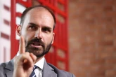 Polícia Federal decide expulsar Eduardo Bolsonaro da corporação por abandono de cargo