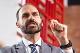 Eduardo Bolsonaro passa a ter residência permanente nos EUA após receber green card do governo Trump
