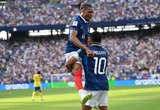 Craque da Seleção Francesa reconhece filha após DNA, mas mãe diz que ele nunca viu a criança