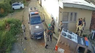 Câmera flagra policiais dando tapas em homem durante abordagem da PM na Bahia