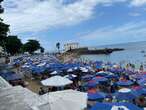 Soteropolitanos e turistas vão ao Porto da Barra para último banho de mar: 'Saudar Iemanjá'