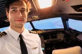 Piloto abre porta de avião, se joga durante voo e deixa aluna sozinha na cabine