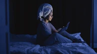 Cérebro confunde tela do celular com o Sol, troca a noite pelo dia, alimenta a ansiedade sem você perceber e afeta sono, revela estudo