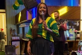 Cantora de 26 anos tem carro invadido e é arrastada por desconhecido após confusão pós show; entenda
