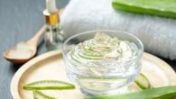 Aprenda a preparar gel de babosa em casa e economize nos cuidados com a pele